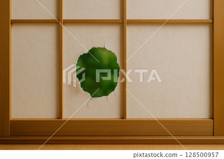 破損的障子屏風特寫（日式房間問題，修復前的狀態） 128500957