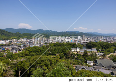 從彥根城眺望彥根市的夏日景色 從彥根城眺望彥根市的夏日景色 128501060