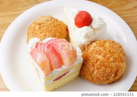 Strawberry shortcake and peach cake Strawberry shortcake and peach cake 128501131