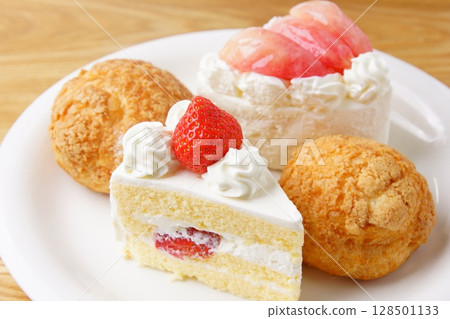 草莓脆餅和桃子蛋糕 128501133