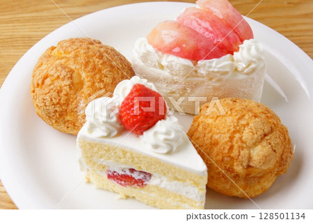 Strawberry shortcake and peach cake Strawberry shortcake and peach cake 128501134
