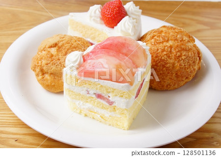 Strawberry shortcake and peach cake 128501136