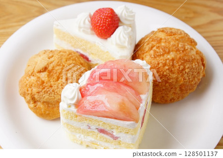 Strawberry shortcake and peach cake 128501137