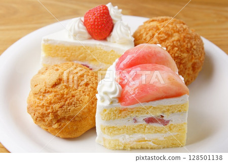Strawberry shortcake and peach cake Strawberry shortcake and peach cake 128501138