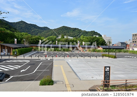 Gifu Jorakuichi: A commercial facility with restaurants, shops and a parking lot 128501974