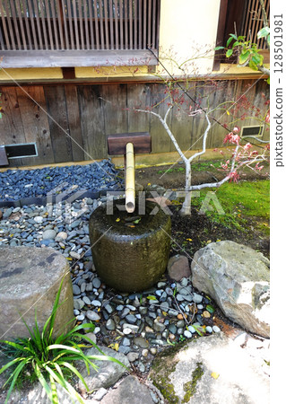 日式風格:寧靜的水池與花園 日式風格:寧靜的水池與花園 128501981