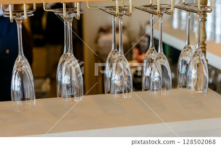 掛在玻璃架上的酒杯 128502068