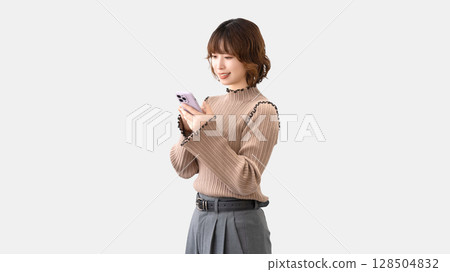使用智慧型手機的微笑的女人/女商人 128504832