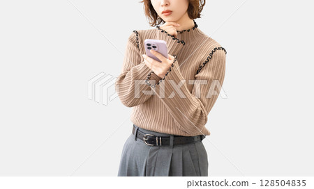 女人/女商人一邊看著智慧型手機一邊思考 128504835