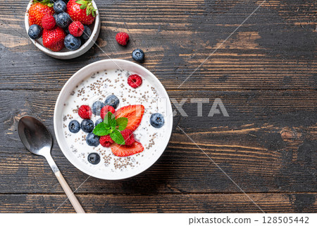 Overnight chia bowl with yogurt and fresh berries 128505442