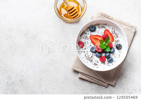 Overnight chia bowl with yogurt, berries and honey 128505469