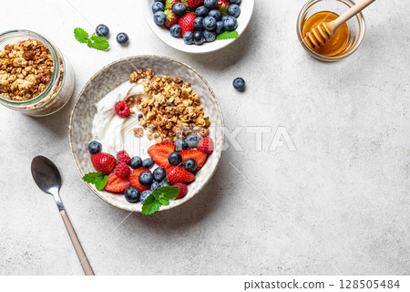 Granola bowl with greek yogurt and fresh berries 128505484