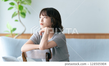 A woman thinking 128505904