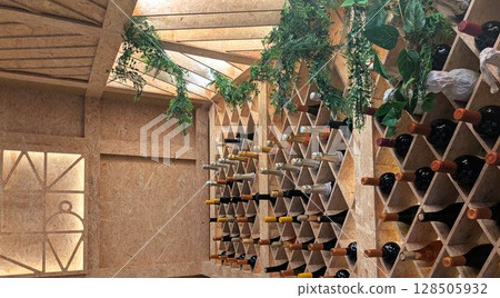 現代酒窖內部 — 木牆與酒瓶架 現代酒窖內部 — 木牆與酒瓶架 128505932