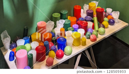 各種顏色和形狀的彩色香氛蠟燭系列 各種顏色和形狀的彩色香氛蠟燭系列 128505933