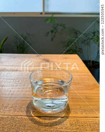 進入玻璃杯的水 128505945