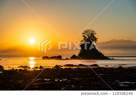 Sunrise on the Amaharashi coast 128506240