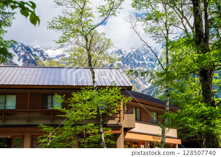 上高地風景“合羽橋週邊的住宿設施與上高地的自然風光” 128507740