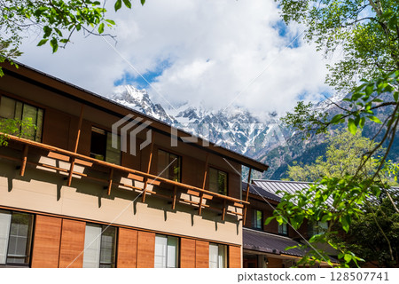 上高地風景“合羽橋週邊的住宿設施與上高地的自然風光” 128507741