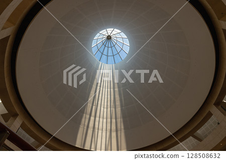 A decorative domed ceiling with prominent skylight is part of the interior architecture of Modern building. 128508632
