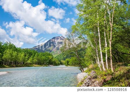 Kamikochi "The refreshing scenery along the Azusa River and Mount Yakedake" 128508916
