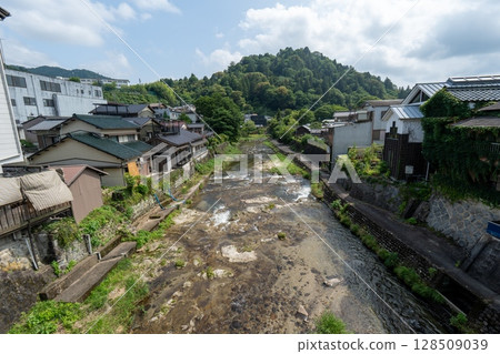 夏日的猿投川 128509039