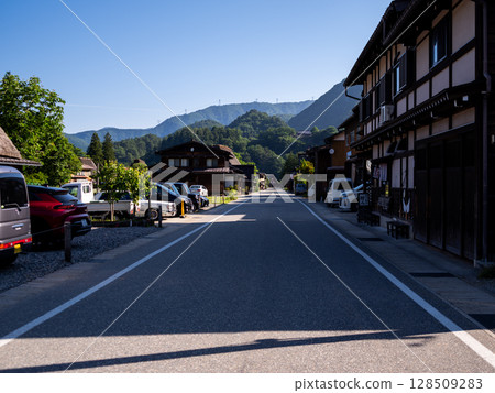 [Shirakawa-go] Walking around the Gassho-style village in summer 128509283