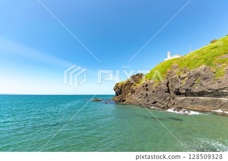 角田岬的海岸風光（角田燈塔和函嚴船隱船） 128509328