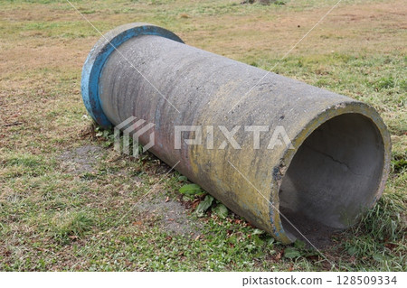 Clay pipe 128509334