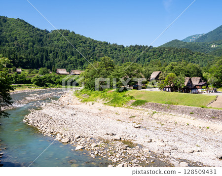 [Shirakawa-go] Walking around the Gassho-style village in summer 128509431