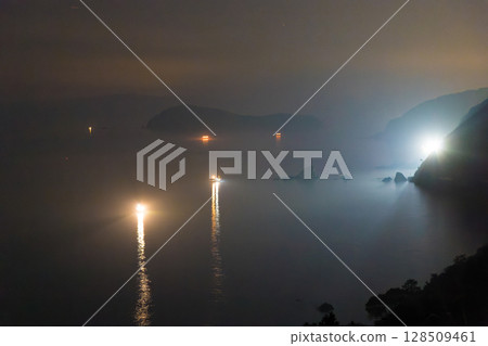 The sea before dawn and the lights of fishing boats (Saganoseki, Oita City, Oita Prefecture) 128509461