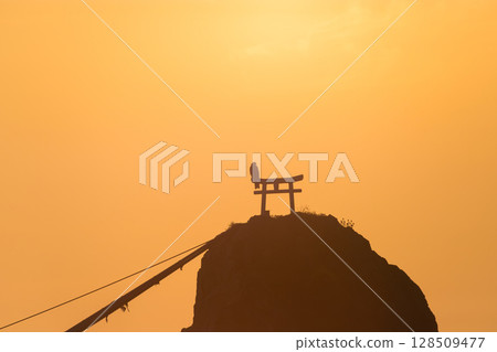 Torii gate on the rock and the morning sun (Saganoseki, Oita City, Oita Prefecture) 128509477