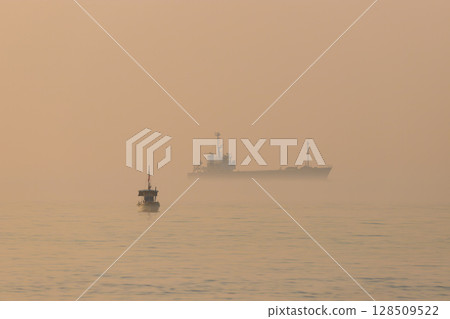 The sea and boats at sunrise (Saganoseki, Oita City, Oita Prefecture) 128509522