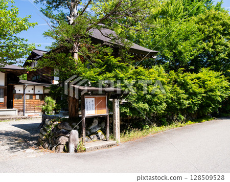 [Shirakawa-go] Walking around the Gassho-style village in summer 128509528