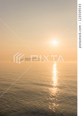 The sea and the sunrise (Saganoseki, Oita City, Oita Prefecture) 128509543