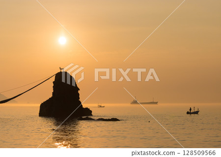 Bishago rock and the rising sun (Saganoseki, Oita City, Oita Prefecture) Bishago rock and the rising sun (Saganoseki, Oita City, Oita Prefecture) 128509566