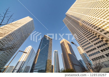 傍晚時分仰望東京新宿新城的建築 128510267