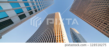 傍晚時分仰望東京新宿新城的建築 128510275