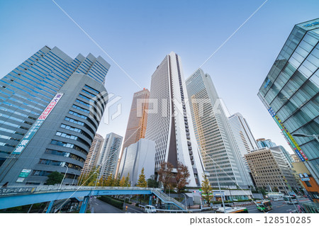 傍晚時分仰望東京新宿新城的建築 128510285