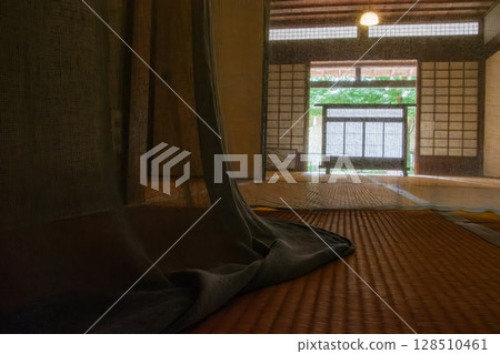 蚊帳和榻榻米房 128510461