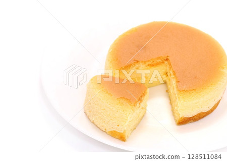 芝士蛋糕切割截面光背景 128511084