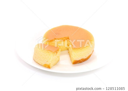 芝士蛋糕切割截面光背景 128511085