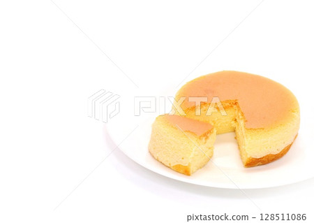 芝士蛋糕切割截面光背景 128511086
