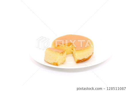 芝士蛋糕切割截面光背景 128511087