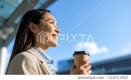 Japanese office lady in her 20s drinking coffee Business 128511402
