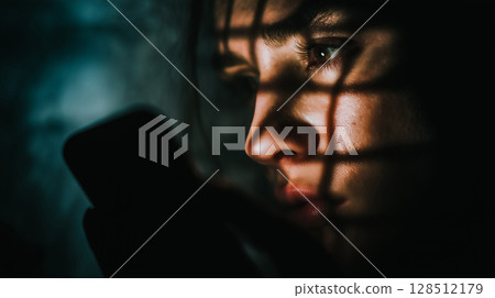 身處數字界線的年輕女性 128512179