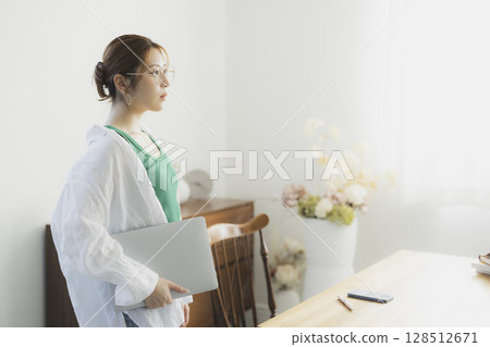 戴眼鏡的女人正在使用筆記型電腦 戴眼鏡的女人正在使用筆記型電腦 128512671