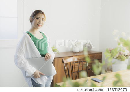 戴眼鏡的女人正在使用筆記型電腦 戴眼鏡的女人正在使用筆記型電腦 128512673