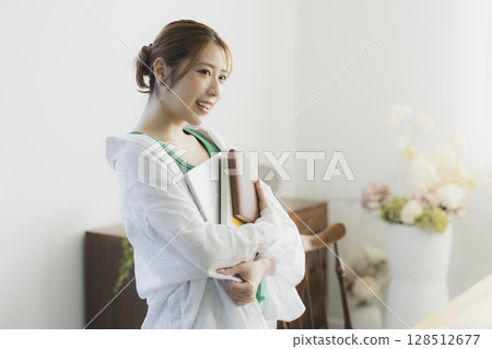 戴眼鏡的女人正在使用筆記型電腦 128512677