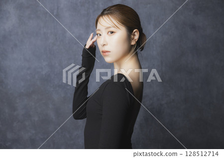 Beauty portrait on a black background 128512714